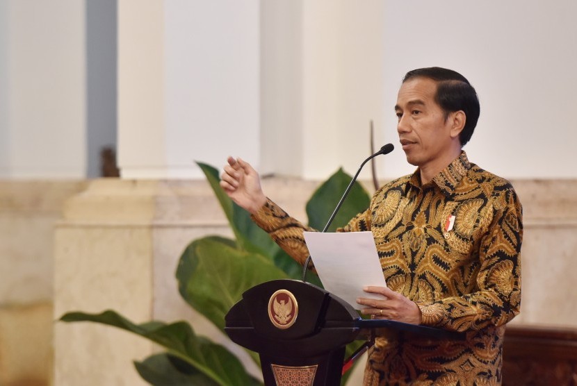 Presiden Joko Widodo menyampaikan sambutan ketika menghadiri 'financial close' untuk pembiayaan proyek investasi non anggaran pemerintah (PINA) di Istana Negara Jakarta, Jumat (17/2).