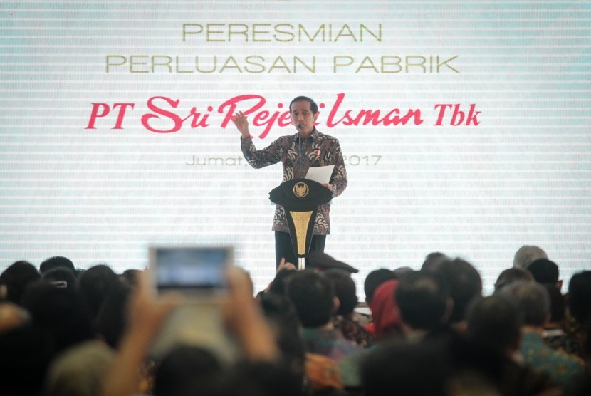 Presiden Joko Widodo menyampaikan sambutan pada acara peresmian perluasan Pabrik PT Sri Rejeki Isman (Sritex) Tbk di Sukoharjo, Jawa Tengah, Jumat (21/4).