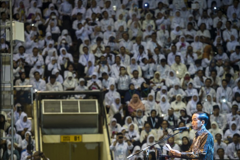  Presiden Joko Widodo menyampaikan sambutan pada acara puncak Peringatan Hari Guru Nasional ke-21 Tahun 2015 di Istora Senayan, Jakarta, Selasa (24/11).