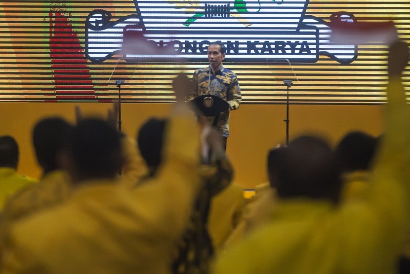 Presiden Joko Widodo menyampaikan sambutan pada Penutupan Rapimnas I Partai Golkar Tahun 2016 di Istora Senayan, Jakarta, Kamis (28/7). 