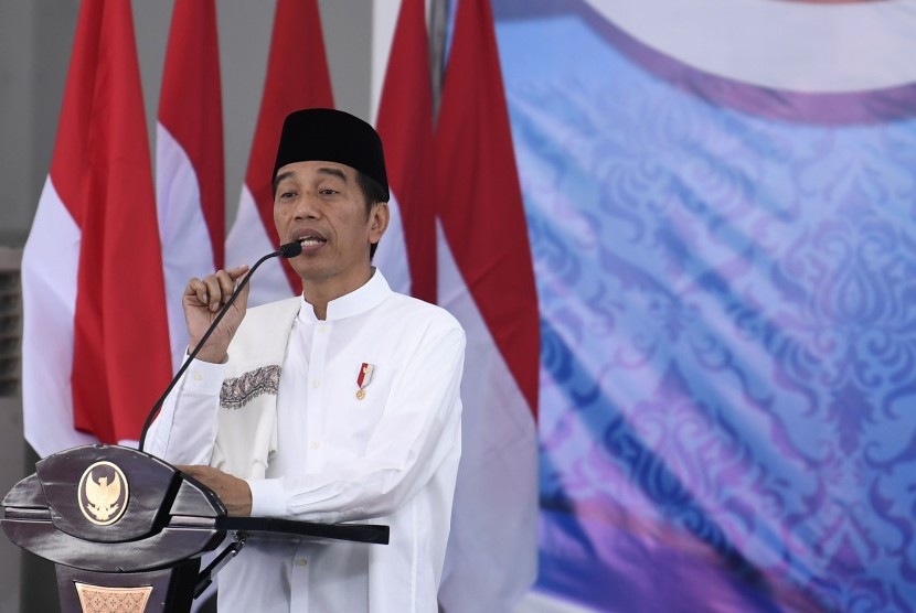 Presiden Joko Widodo menyampaikan sambutan saat bersilaturahmi di Pondok Pesantren Darul Ulum, Jombang, Jawa Timur, Selasa (18/12/2018).