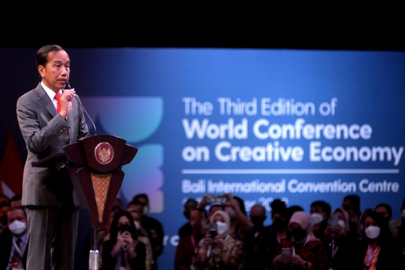 Presiden Joko Widodo menyampaikan sambutan saat menghadiri pembukaan World Conference on Creative Economy (WCCE) di Nusa Dua, Badung, Bali, Kamis (6/10/2022). Konferensi ekonomi kreatif internasional tersebut diharapkan dapat menghasilkan aksi strategis untuk ditindaklanjuti guna membangkitkan ekonomi dan memulihkan sektor ekonomi kreatif global. 