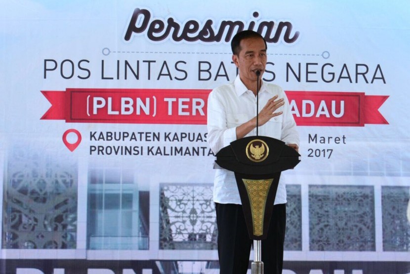 Presiden Joko Widodo menyampaikan sambutan saat peresmian Pos Lintas Batas Negara (PLBN) Terpadu Badau di Kabupaten Kapuas Hulu, Kalimantan Barat, Kamis (16/3).