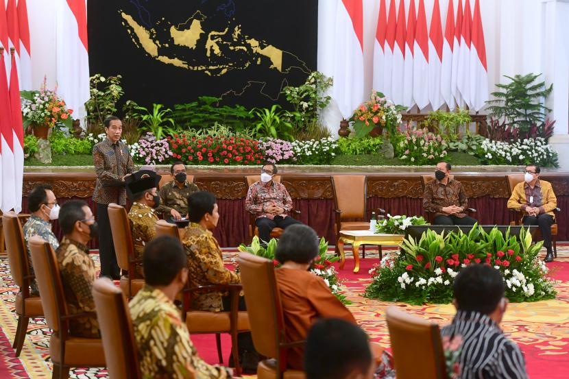 Presiden Joko Widodo mengatakan Program Membina Ekonomi Keluarga Sejahtera (Mekaar) binaan BUMN Permodalan Nasional Madani (PNM) saat ini telah memiliki 9,8 juta nasabah. Jumlah ini meningkat jauh dibandingkan PNM pada 2015 hanya sekitar 500 ribu usaha mikro.