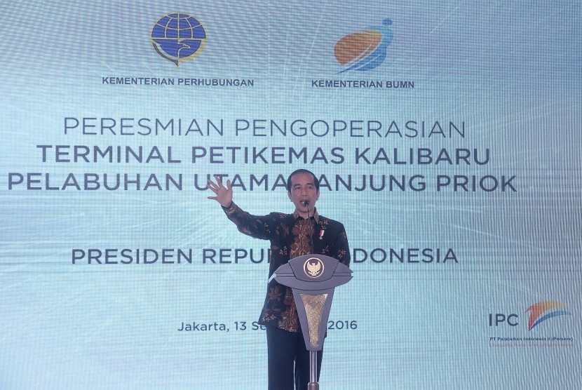 Presiden Joko Widodo menyampaikan sambutannya ketika meresmikan pengoperasioan Terminal Peti Kemas Kalibaru Pelabuhan Utama Tanjung Priok di Jakarta, Selasa (13/9). 
