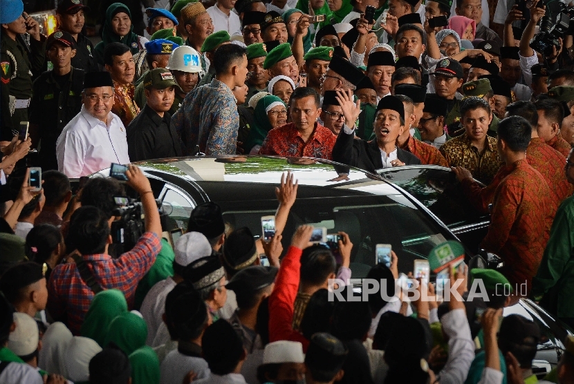  Presiden Joko Widodo menyapa jamaah seusai menghadiri Silaturahmi Nasional Ulama Rakyat di Jakarta, Sabtu (12/11).