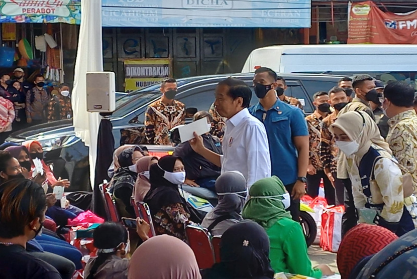 Presiden Joko Widodo (Jokowi) mengecek kondisi harga kebutuhan pokok masyarakat di Pasar Malang Jiwan Colomadu, Kabupaten Karanganyar, Jawa Tengah, Senin (21/11/2022). 