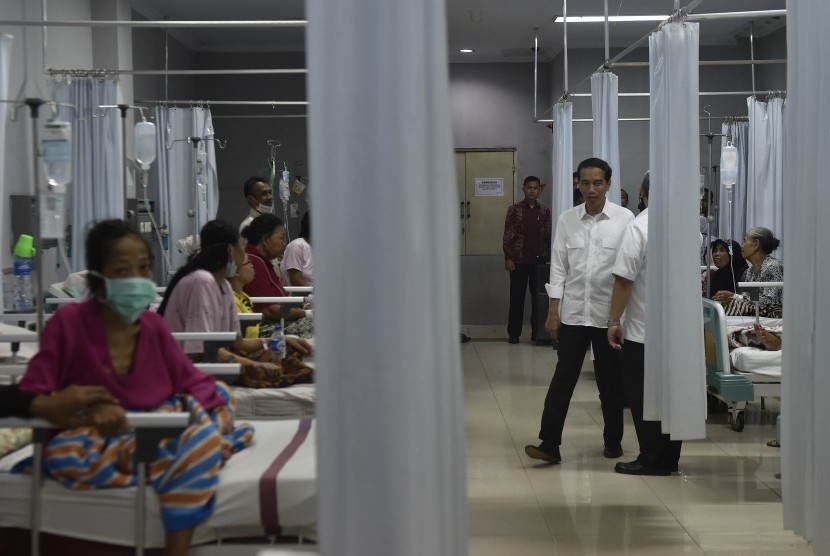 Presiden Joko Widodo menyapa pasien BPJS di ruang rawat inap RSUD Sumedang, Jawa Barat. 