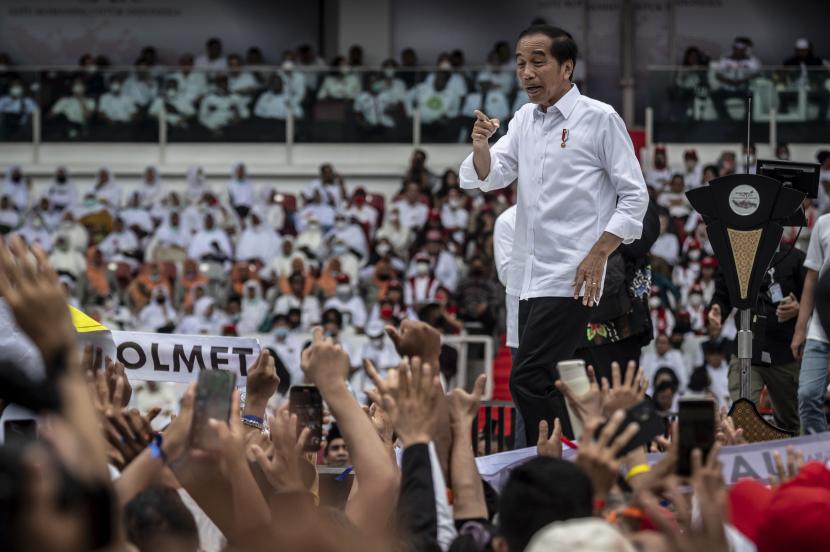 Presiden Joko Widodo (Jokowi) menyapa relawan di Stadion GBK, Jakarta. Jokowi mengaku cawe-cawe demi Pemilu 2024 yang transparan dan jurdil. (ilustrasi)