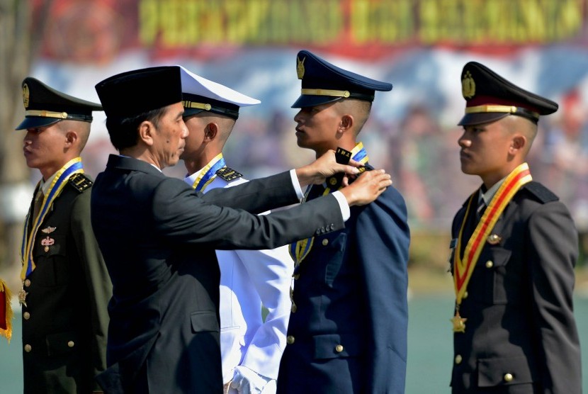 Presiden Joko Widodo menyematkan pangkat perwira kepada lulusan terbaik / Ilustrasi 