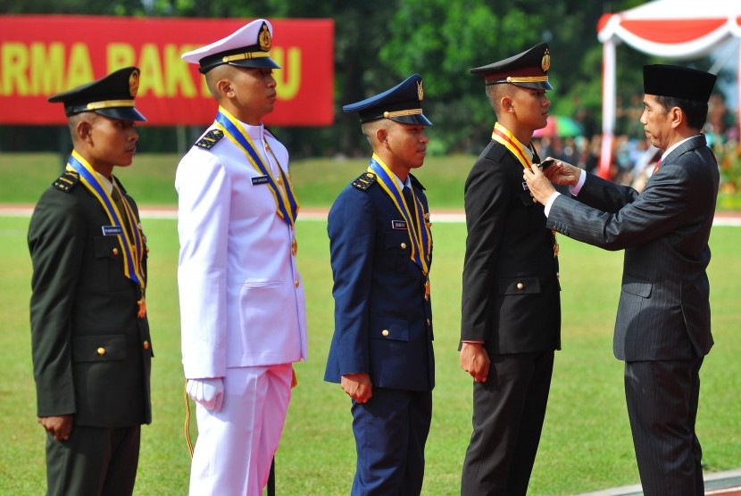 Presiden Joko Widodo menyematkan tanda pangkat kepada prajurit berprestasi pada upacara Prasetya Perwira (Praspa) TNI-Polri 2016 di lapangan Sapta Marga Komplek Akademi Militer Magelang, Jawa Tengah, Selasa (26/7). 