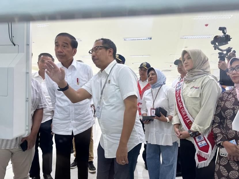 Presiden Joko Widodo menyempatkan diri meninjau layanan Samsat Digital
