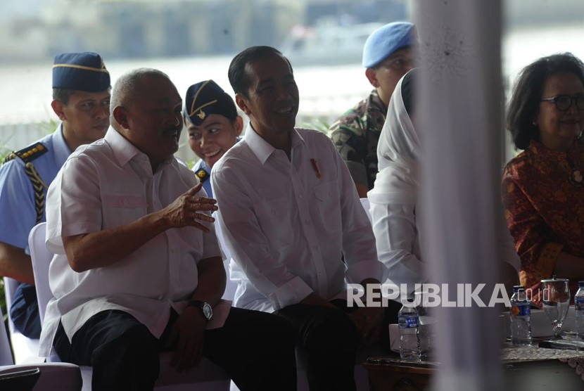 Presiden Joko Widodo menyerahkan 6.000 sertifikat tanah kepada warga Sumatera Selatan (Sumsel) di plaza Benteng Kuto Besak (BKB) Palembang , Jumat (13/7). Penyerahan sertifikat tanah tersebut dihadiri Menteri Agraria dan Tata Ruang Sofyan A Djalil, Kapolri Jenderal Tito Karnavian dan Gubernur Sumsel Alex Noerdin.