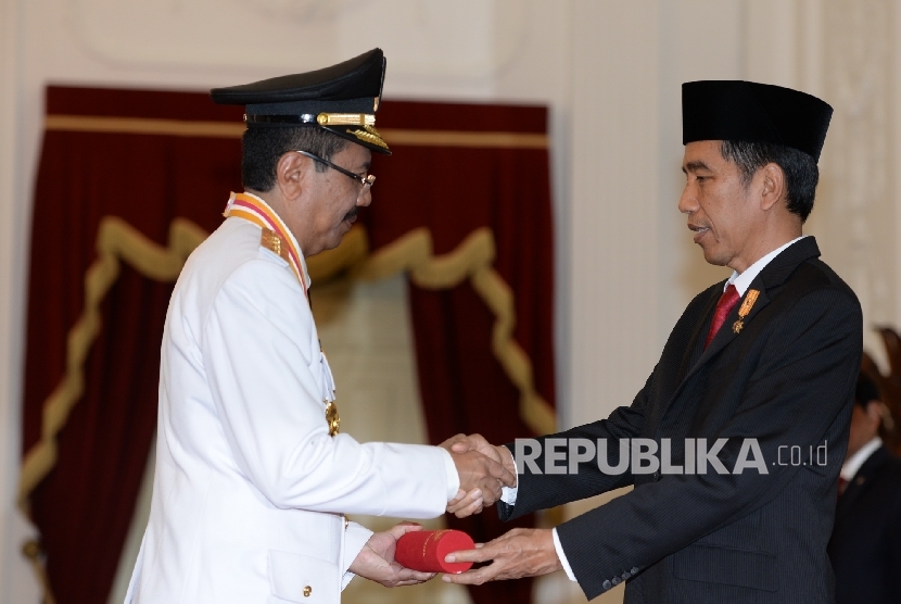 Presiden Joko Widodo menyerahkan petikan surat pengangkatan Gubernur Sumatera Utara Tengku Erry Nuradi sebelum upacara pelantikan di Istana Merdeka, Jakarta, Rabu (25/5). (Republika/Wihdan)