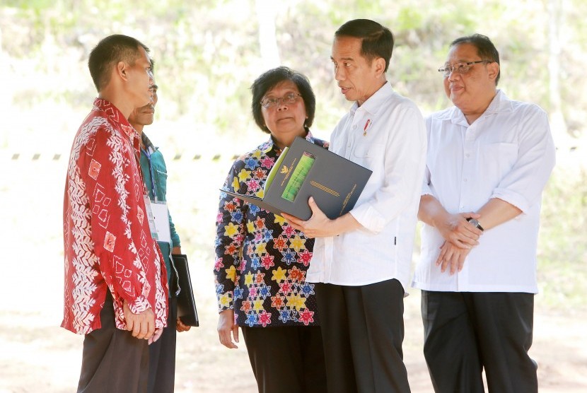 Presiden Joko Widodo menyerahkan SK Hak Pengelolaan Hutan Desa (HPHD) saat kunjungan kerja Lintas Nusantara di Desa Tebing Siring Kabupaten Tanah Laut Kalimantan Selatan, Minggu (7/5). 