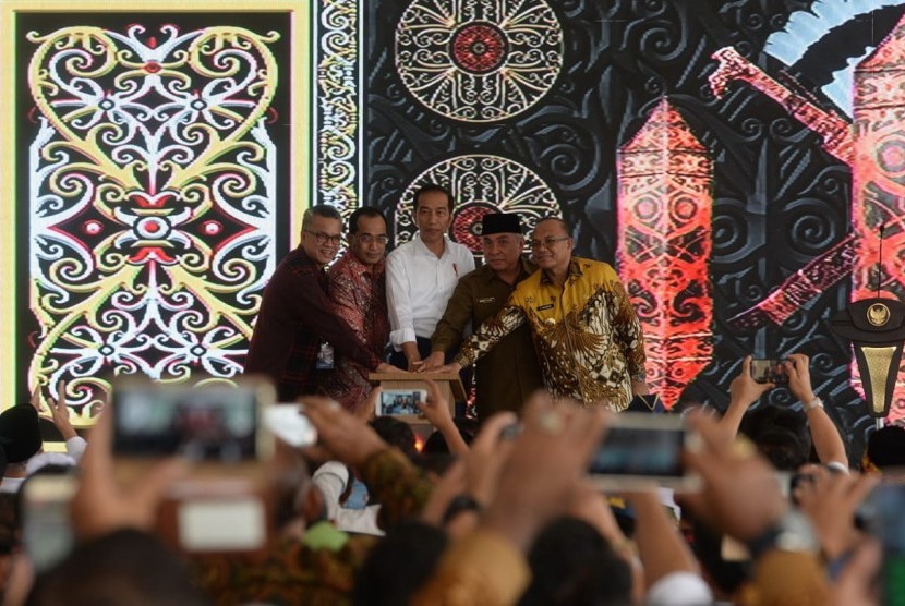 Presiden Joko Widodo meresmikan bandara Aji Pangeran Tumenggung (APT) Pranoto Samarinda dan bandara Maratua Berau hari ini, Kamis (25/10).