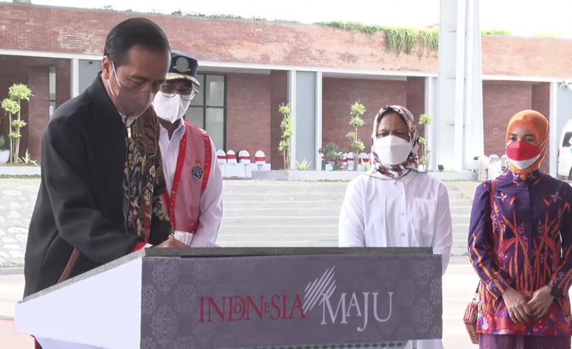 Presiden Joko Widodo meresmikan Bandara Ngloram, di Kabupaten Blora, Jawa Tengah, Jumat (17/12).
