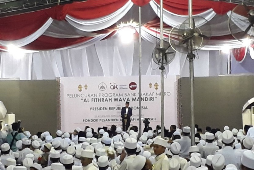 Presiden Joko Widodo meresmikan Bank Wakaf Mikro Al-Fithrah Wava Mandiri milik Pesantren As-Salafi Al-Fithrah di Surabaya pada Jumat (9/3).