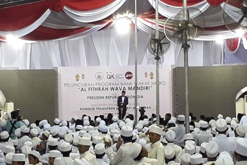 Presiden Joko Widodo meresmikan Bank Wakaf Mikro Al-Fithrah Wava Mandiri milik Pesantren As-Salafi Al-Fithrah di Surabaya pada Jumat (9/3).