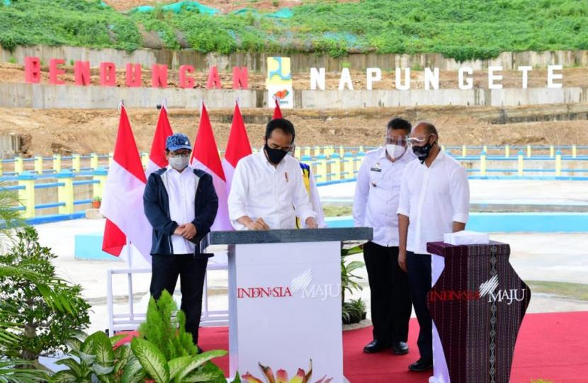 Presiden Joko Widodo meresmikan Bendungan Napun Gete di Kabupaten Sikka, Nusa Tenggara Timur (NTT), Selasa (23/2).