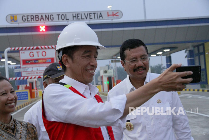 Presiden Joko Widodo meresmikan dua ruas jalan tol di Kualanamu, Deli Serdang, Sumut, Jumat (13/10) sore.
