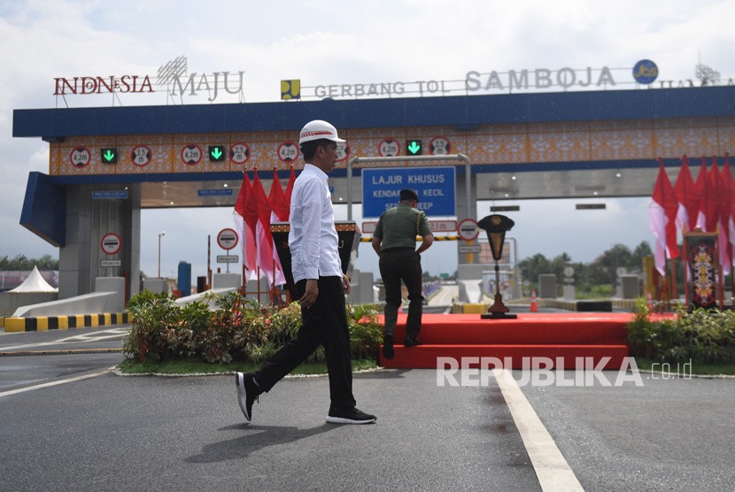 Presiden Joko Widodo meresmikan Jalan Tol Balikpapan-Samarinda seksi 2,3 dan 4 di Samboja, Kutai Kartanegara, Kalimantan Timur, Selasa (17/12/2019).
