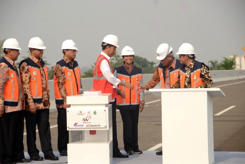 Presiden Joko Widodo meresmikan jalan tol Bekasi Cawang Kampung Melayu (Becakayu) secara simbolis dengan menekan sirine tanda tol siap dioperasikan, Jumat (3/11)