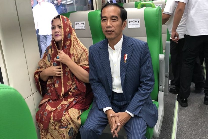 President Joko Widodo and First Lady Iriana try Minangkabau Express at Minangkabau Airport, West Sumatra, on Monday (May 21). 