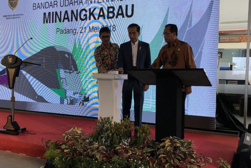 President Joko Widodo inaugurates Minangkabau Express on Minangkabau airport, West Sumatra, on Monday (May 21).
