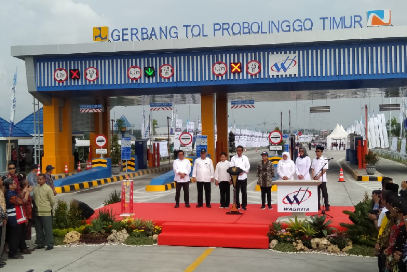 Presiden Joko Widodo meresmikan operasional Tol Pasuruan-Probolinggo, Rabu (10/4)