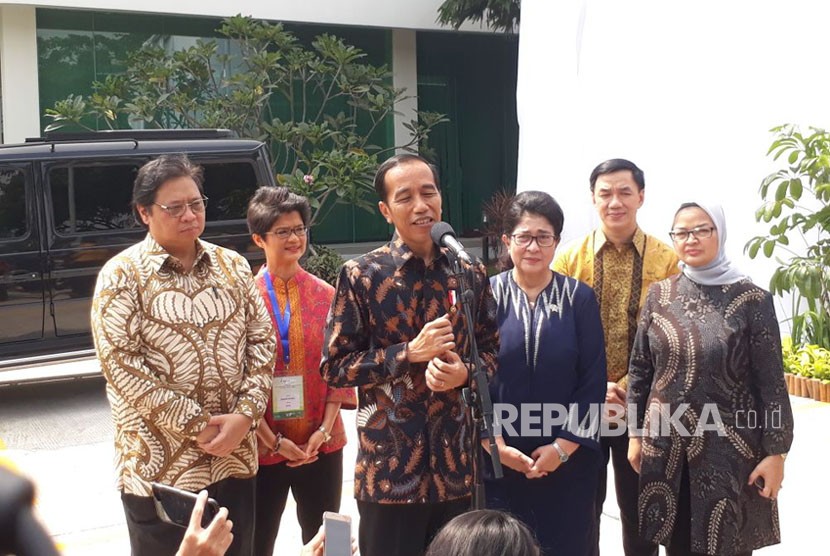 Presiden Joko Widodo meresmikan pabrik bahan baku obat dan produk biologi yang berIokasi di Cikarang milik PT Kalbio Global Medika (KGM), anak perusahaan PT Kalbe Farma, Selasa (27/2). 