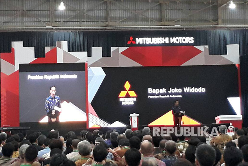 President Joko Widodo inaugurates Mitsubishi Motor Krama Yudha Indonesia (MMKI) newest factory at Cikarang, Bekasi, West Java, on Tuesday (April 25). 