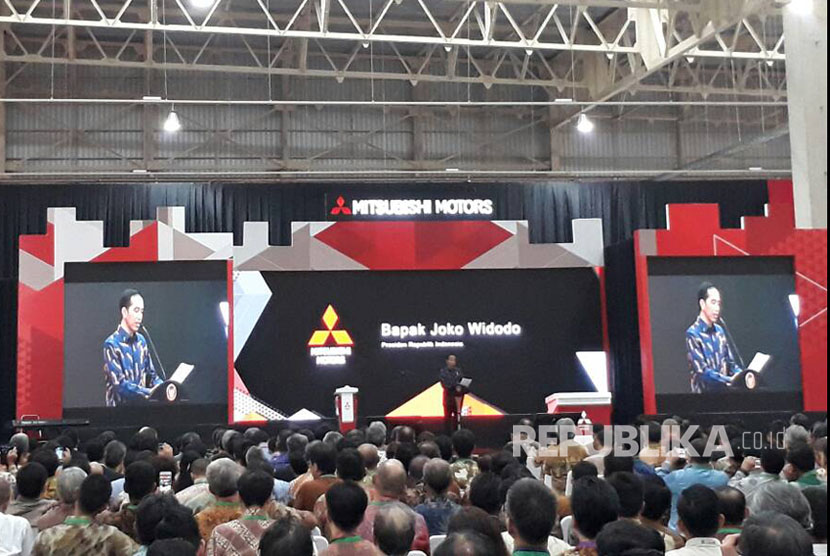 Presiden Joko Widodo meresmikan pabrik manufaktur baru Mitsubishi, Mitsubishi Motor Krama Yudha Indonesia (MMKI) di Cikarang, Bekasi, Selasa (25/4). 