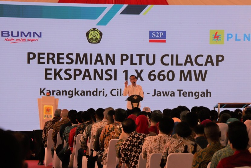 Presiden Joko Widodo meresmikan Pembangkit Listrik Tenaga Uap (PLTU) Ekspansi 1x660 MW yang terletak di Desa Karangkandri, Slarang, dan Manganti, Kabupaten Cilacap, Jawa Tengah, Senin (25/2). 