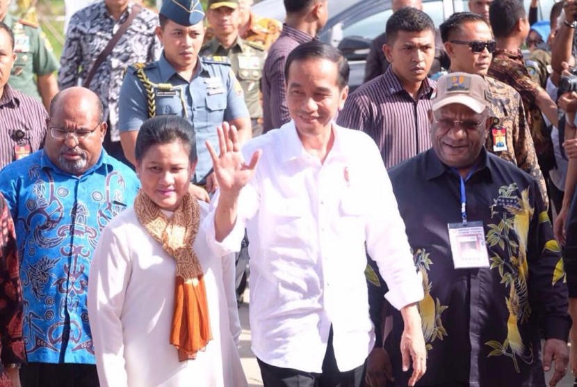 Presiden Joko Widodo meresmikan pos lintas batas di Jayapura.