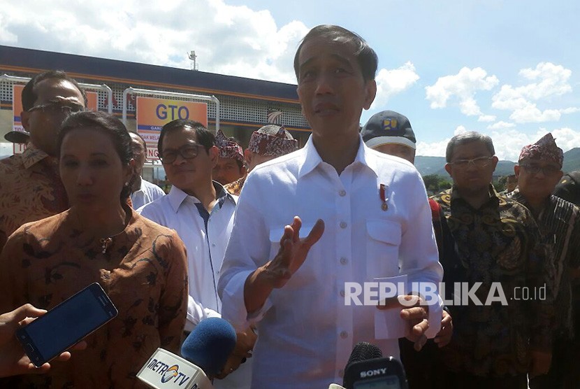 Presiden Joko Widodo meresmikan Tol Soreang-Pasirkoja (Soroja) sepanjang 10 km lebih di Soreang, Kabupaten Bandung, Senin (4/12).