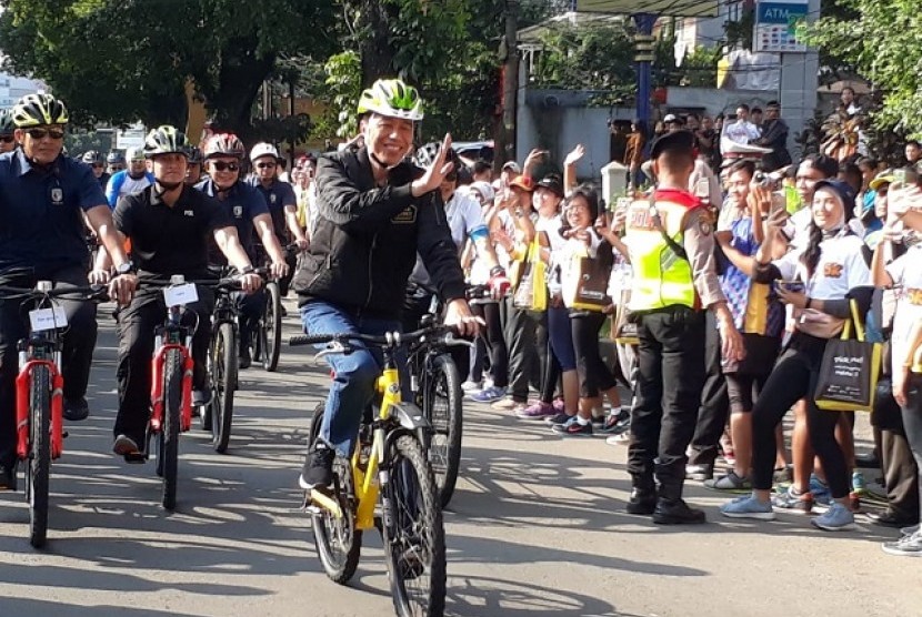 Presiden Joko Widodo pagi ini bersepeda santai dari Istana Bogor, Jawa Barat menuju Kecamatan Bantarjati, Kota Bogor, Ahad (2/12). 