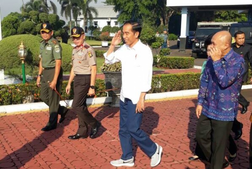 Presiden Joko Widodo pakai sepatu kets saat blusukan di Tasikmalaya, Jawa Barat, Jumat (9/6).