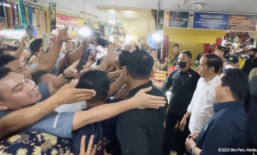 Presiden Joko Widodo pamerkan Menteri BUMN Erick Thohir saat meninjau kegiatan perdagangan di Pasar Bawah, Kota Pekanbaru, Riau, Rabu (4/1/2023). 