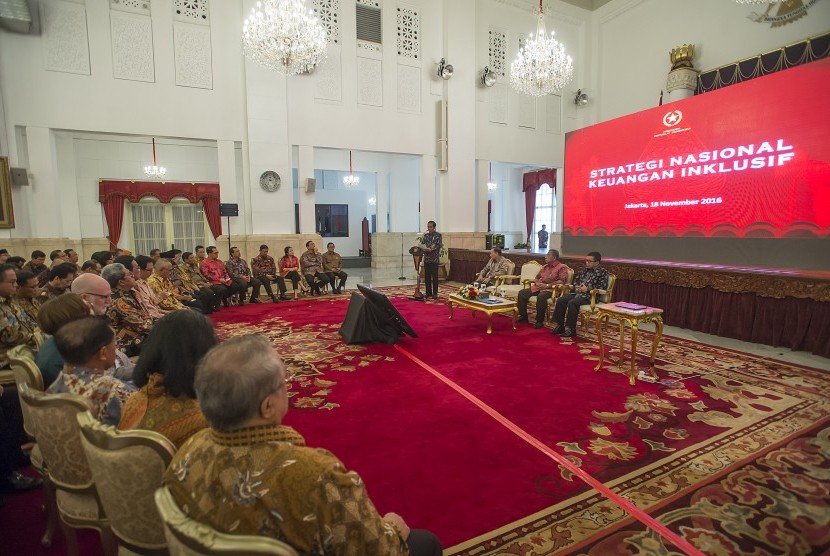 Presiden Joko Widodo (podium) menyampaikan sambutannya pada acara peluncuran Strategi Nasional Keuangan Inklusif di Istana Negara, Jakarta, Jumat (18/11). 
