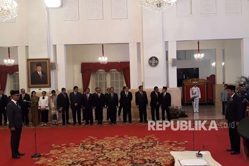 Presiden Joko Widodo resmi melantik Agus Gumiwang Kartasasmita sebagai Menteri Sosial di Istana Negara, Jakarta, Jumat (24/8). 