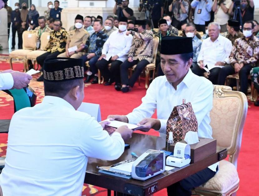 Presiden Joko Widodo saat acara penyerahan Zakat Istana yang bertajuk Berkah Berzakat: Terima Kasih Muzaki, Terima Kasih Mustahik, di Istana Negara, Jakarta, Selasa (28/3/2023). 