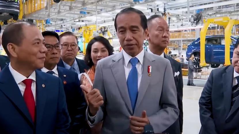 Presiden Joko Widodo saat berkunjung ke pabrikan otomotif Vietnam, Vin-Fast