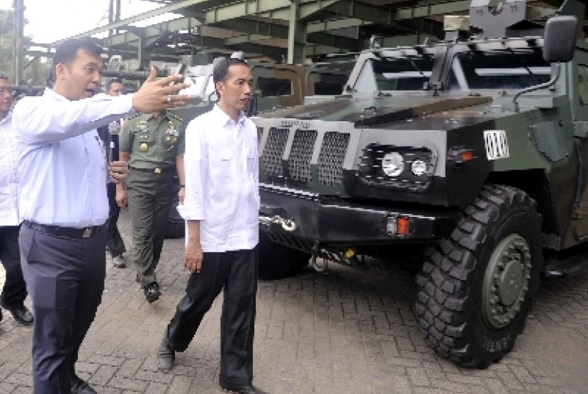  Presiden Joko Widodo saat berkunjung ke PT Pindad, Bandung, Senin (12/1).