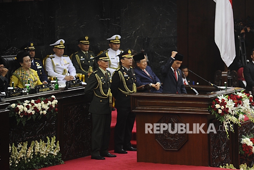 Presiden Joko Widodo saat berpidato dalam Sidang Tahunan DPR, DPD di Kompleks Parlemen, Senayan, Jakarta, Selasa (16/8).  (Republika/Tahta Aidilla)