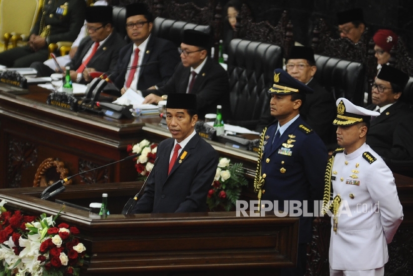 Presiden Joko Widodo saat berpidato dalam Sidang Tahunan MPR di Kompleks Parlemen, Senayan, Jakarta, Selasa (16/8).  (Republika/Tahta Aidilla)