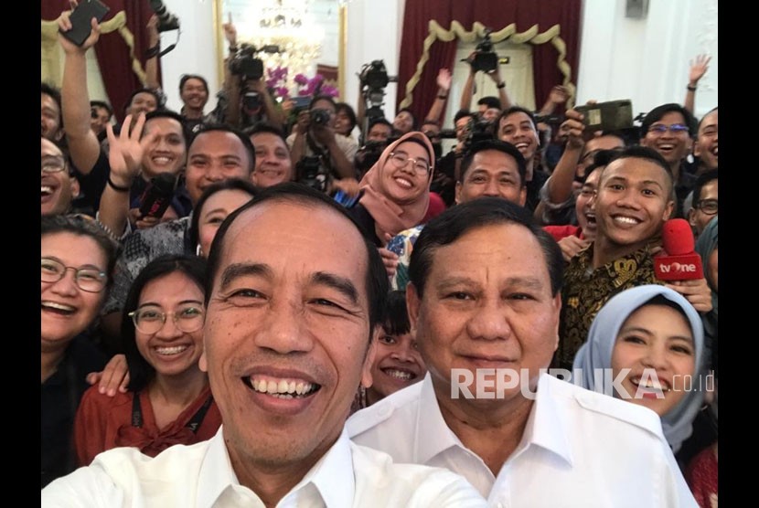 Presiden Joko Widodo saat berswafoto dengan Ketum Gerindra Prabowo Subianto bersama awak media usai melakukan konferensi pers bersama di Istana Merdeka, Jakarta, Jumat (11/10)