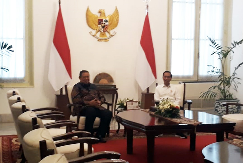 Presiden Joko Widodo saat bertemu dengan Ketua Umum Partai Demokrat Susilo Bambang Yudhoyono (SBY) di Istana Merdeka, Jakarta, Kamis (10/10) siang ini. 