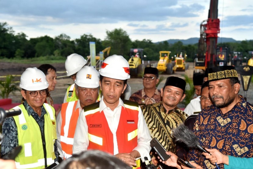 Presiden Joko Widodo saat melakukan penekanan sirene dan penandatanganan prasasti pembangunan jalan tol trans Sumatera ruas Banda Aceh-Sigli, Jumat (14/12)
