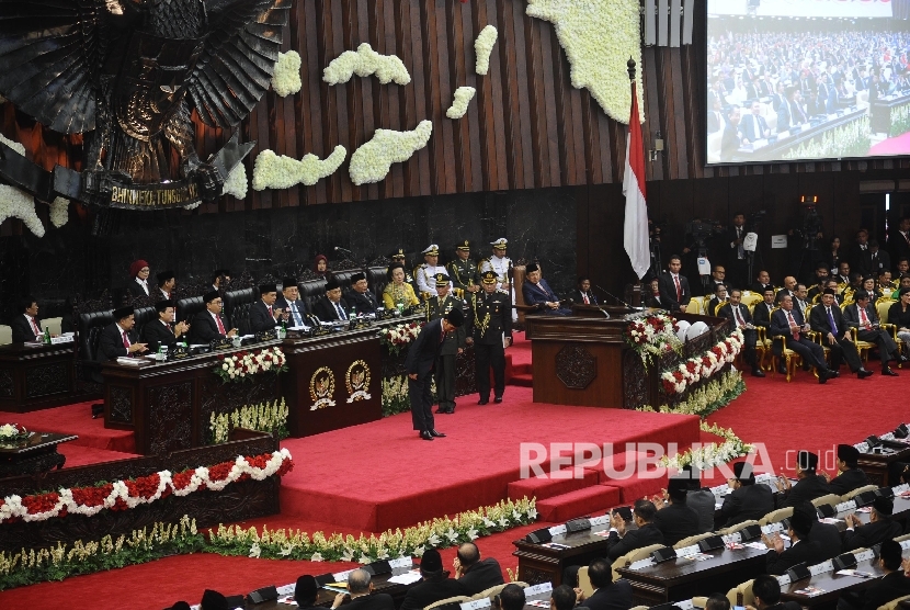 Presiden Joko Widodo saat memberi hormat usai berpidato dalam Sidang Tahunan DPR, DPD di Kompleks Parlemen, Senayan, Jakarta, Selasa (16/8). (Republika/Tahta Aidilla)